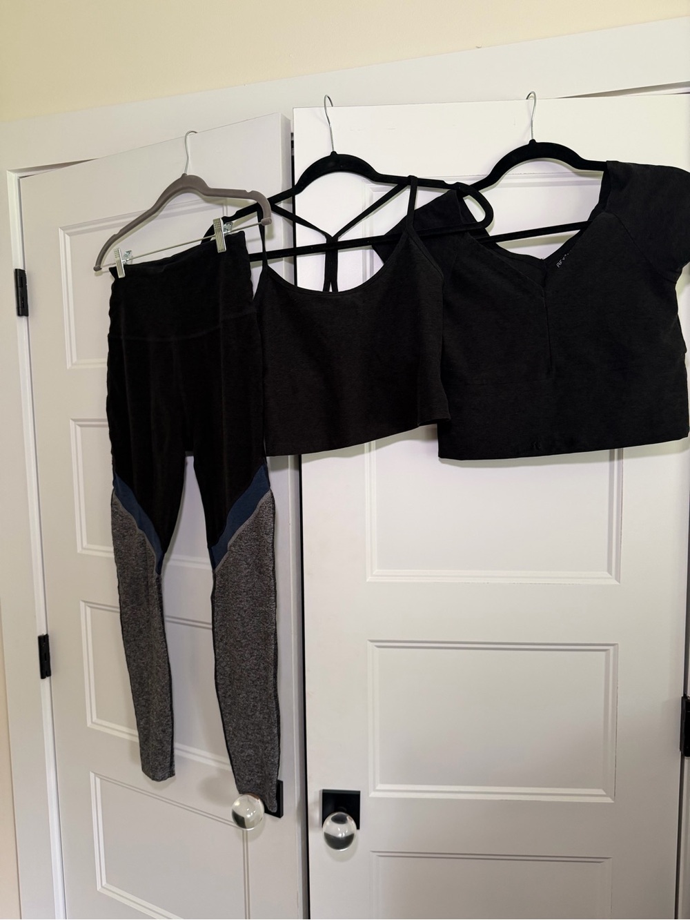 Beyond Yoga Black Crop Tops & Colorblock Leggings Set - Black, Charcoal, Navy